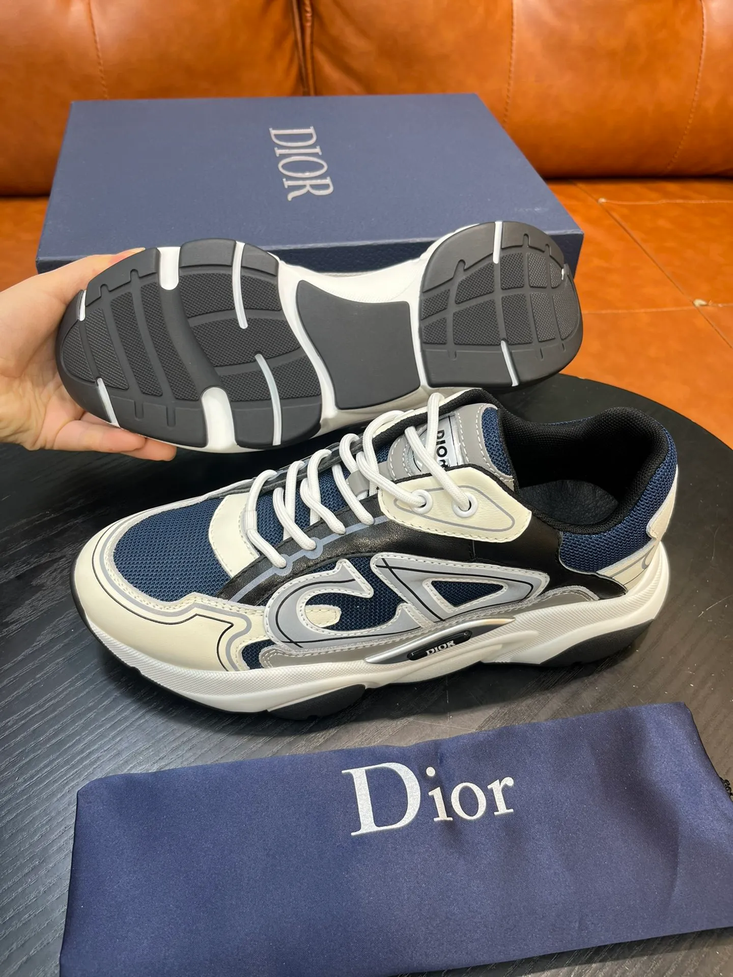 Factory price 540💰Dior B22 men's jogging fashion sneakers. This item draws inspiration from retro jogging shoes. It adopts a thick low-top design, with an upper made of leather and mesh fabric, and a black and white engraved rubber sole. Decorated with an embossed "CD" logo on the side. Code number: 39-44